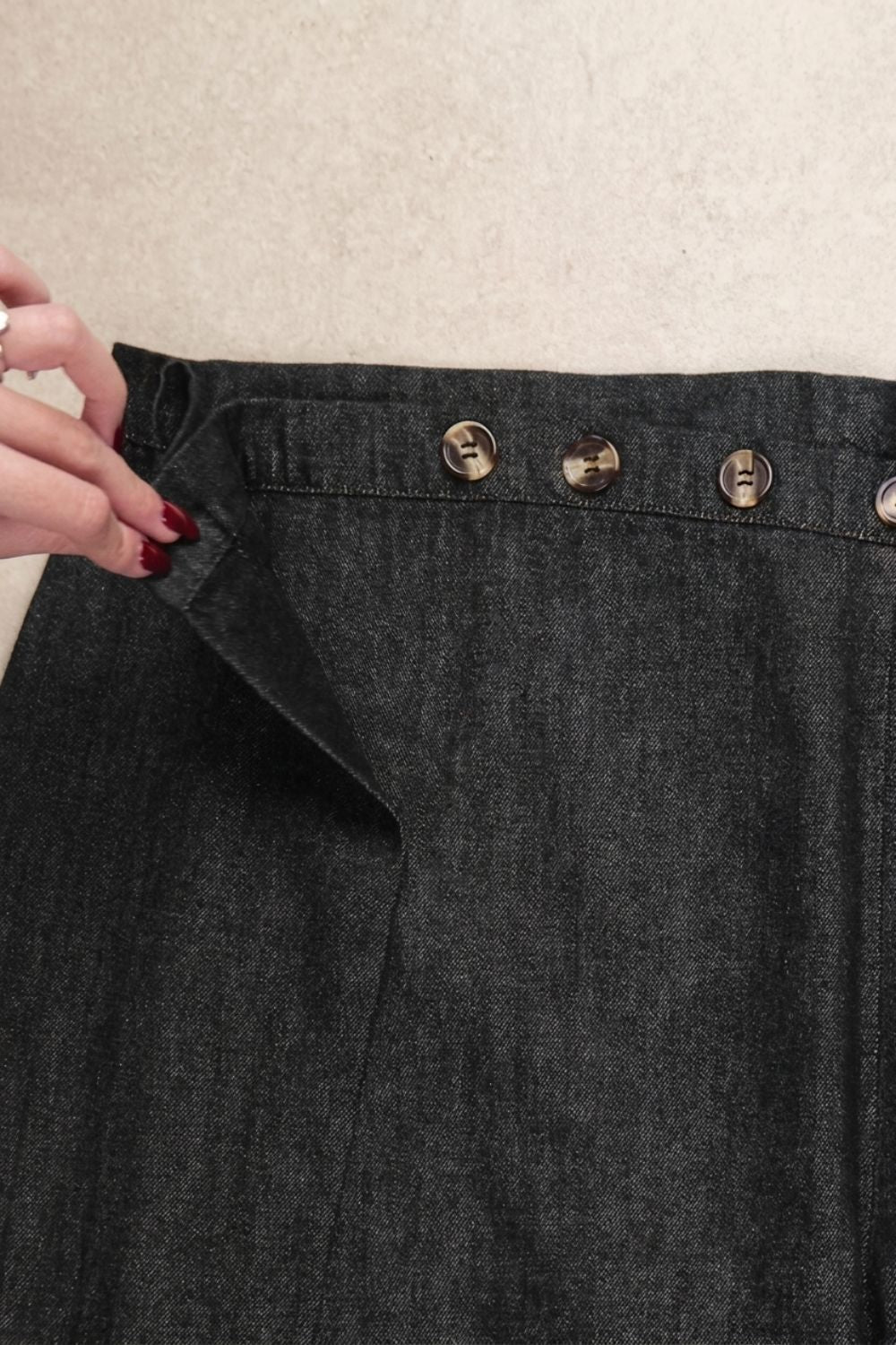Black Buttoned-Up Jeans - BEEGLEE