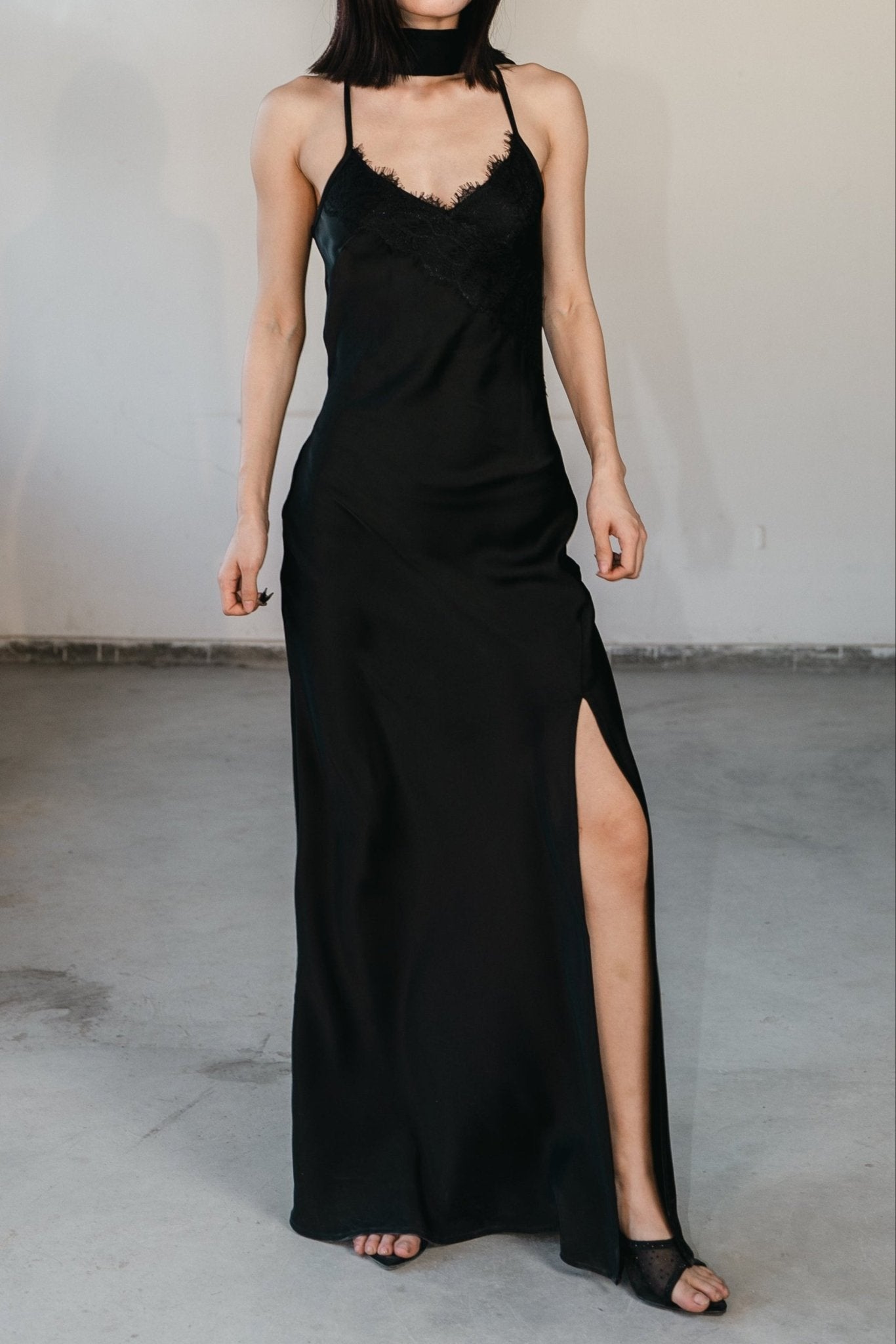 Woman wearing a black maxi dress – elegant evening wear for women from Beeglee