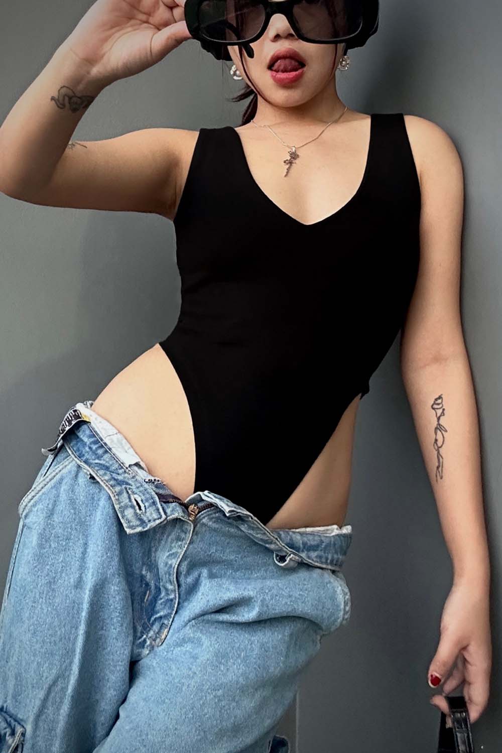 Black Plunging V Bodysuit - BEEGLEE