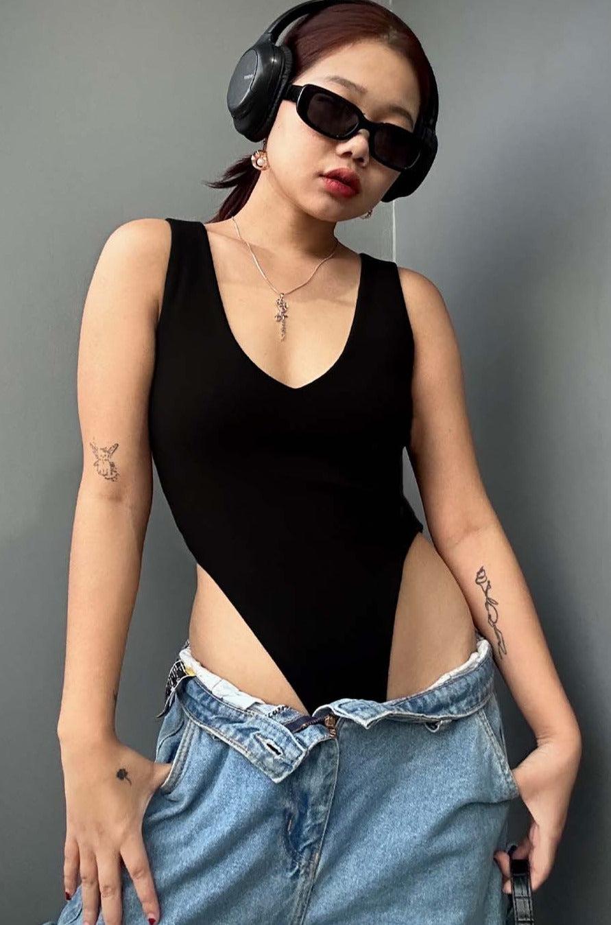 Black Plunging V Bodysuit - BEEGLEE
