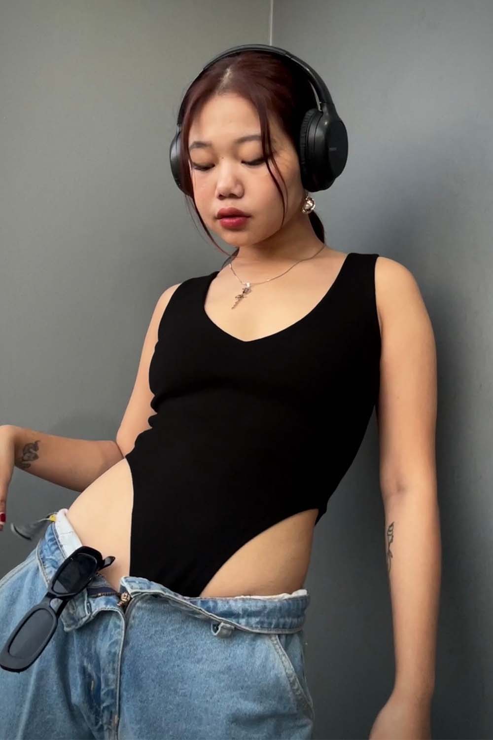 Black Plunging V Bodysuit - BEEGLEE