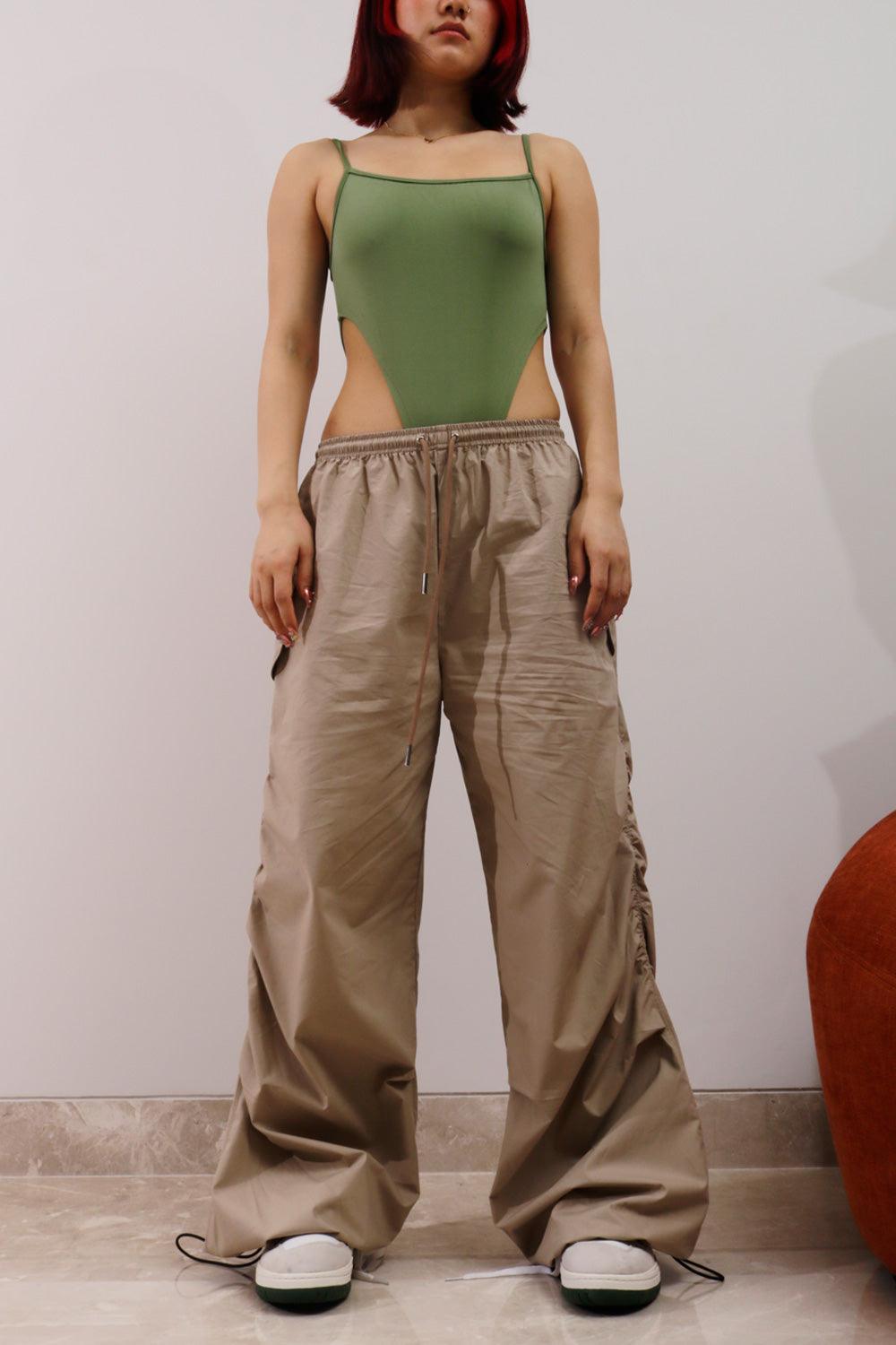 Exploring the Difference Between Women's Cargo Pants and Parachute Pants - BEEGLEE