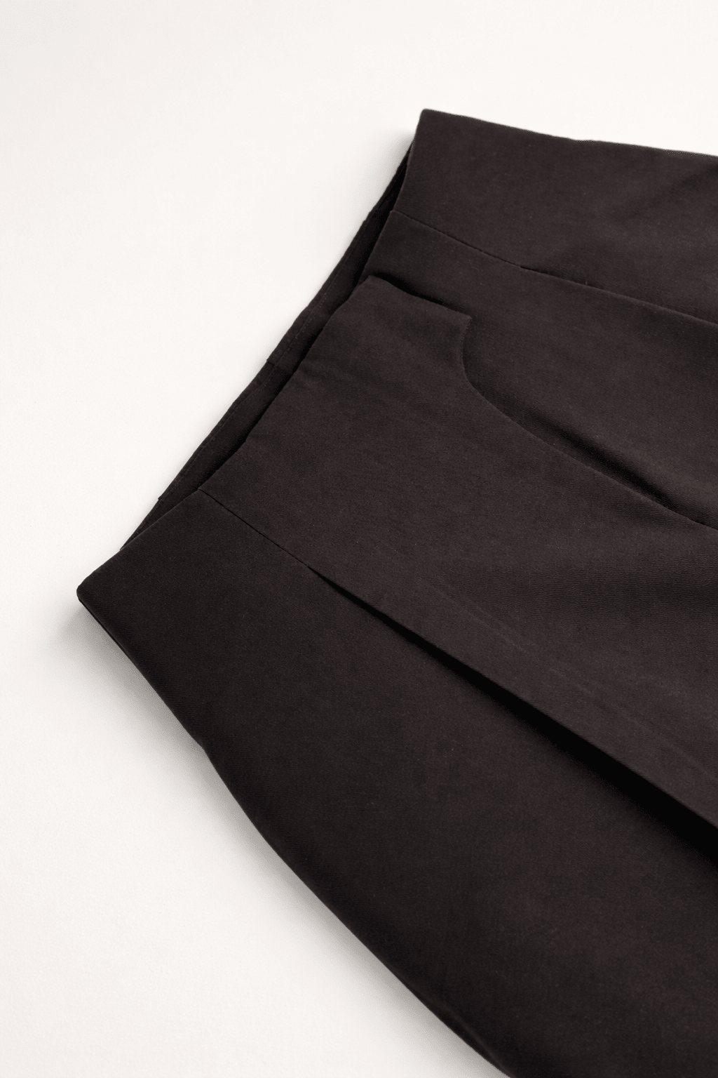 Black Ascent Drape Pants - BEEGLEE