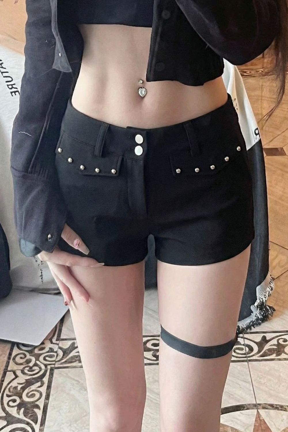 Black reverie shorts - BEEGLEE