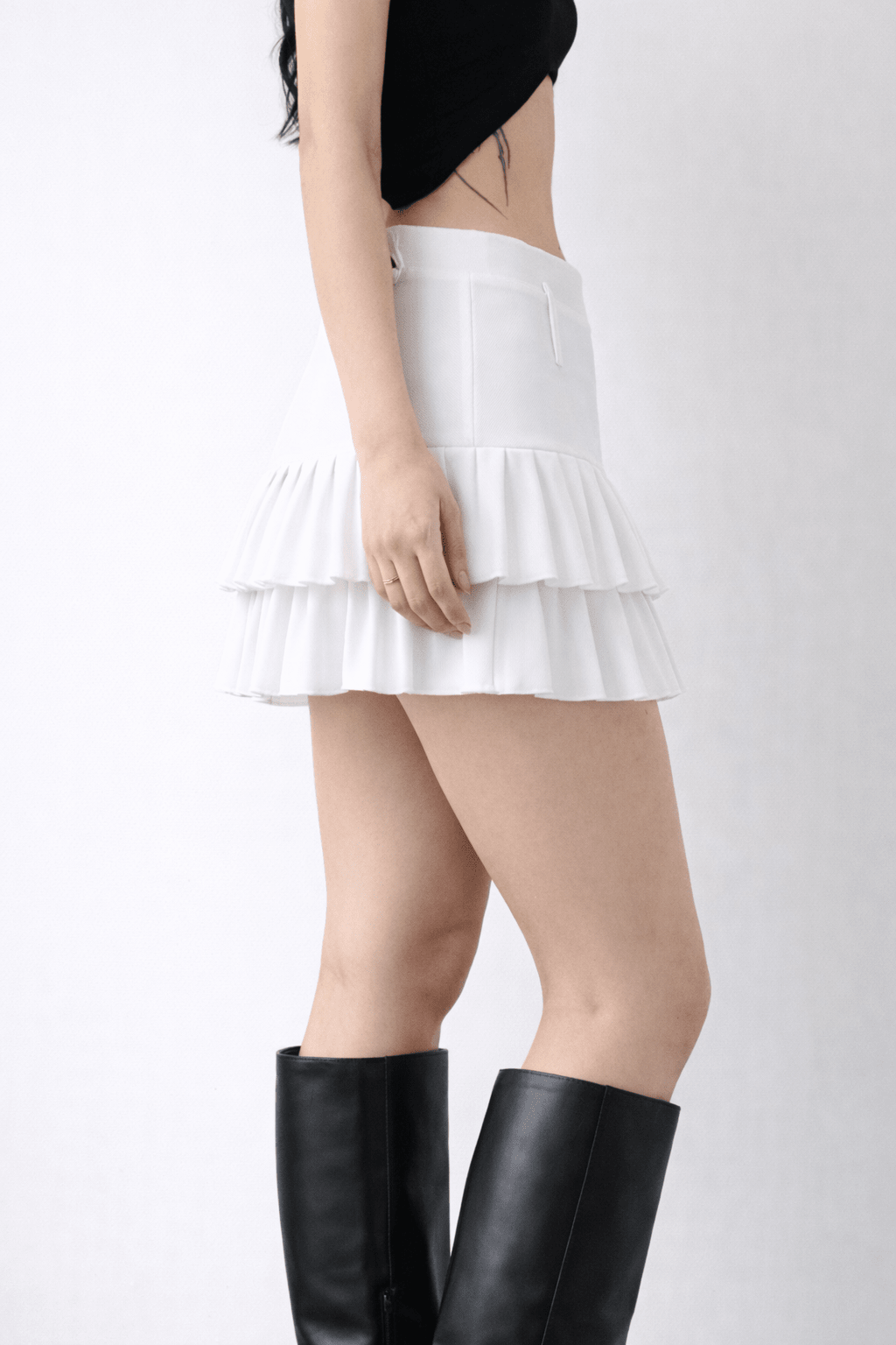 White Chilling Mini Skirt - BEEGLEE