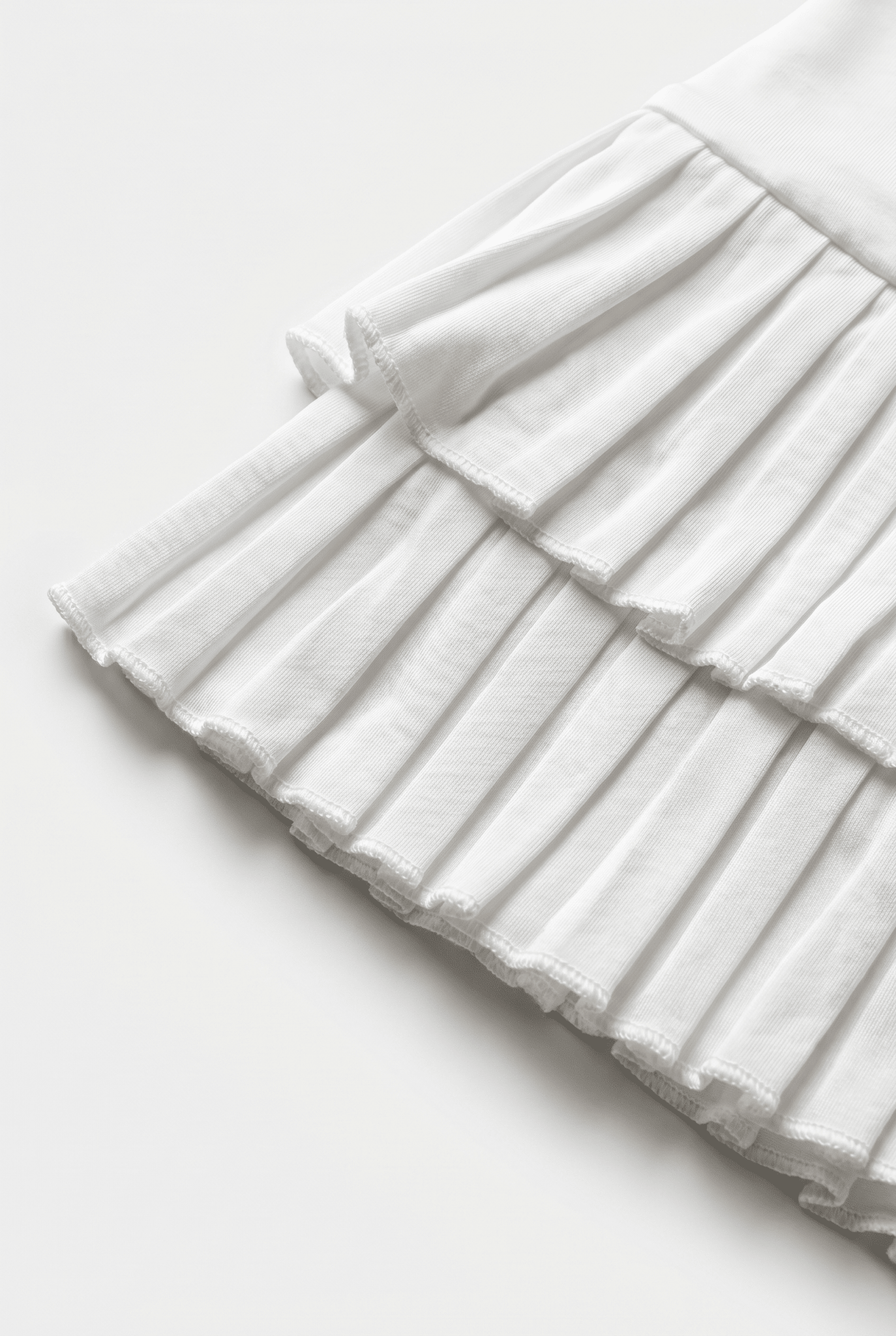 White Chilling Mini Skirt - BEEGLEE