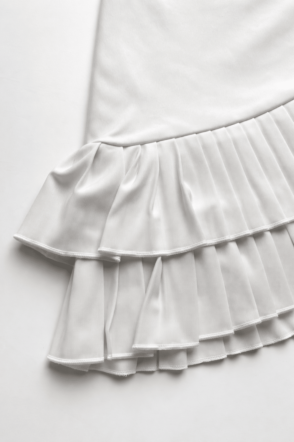 White Chilling Mini Skirt - BEEGLEE